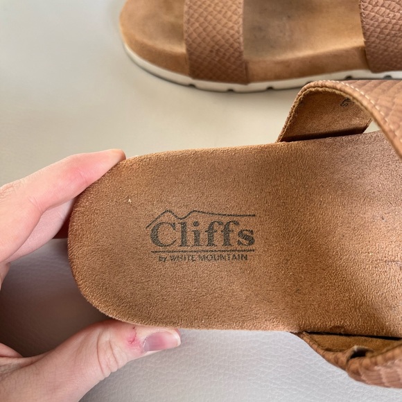 Cliffs Elastic Sandals, Size 9 - Picture 4 of 5